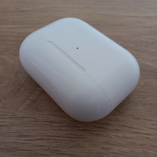 Earbud carrying hard - earbud,